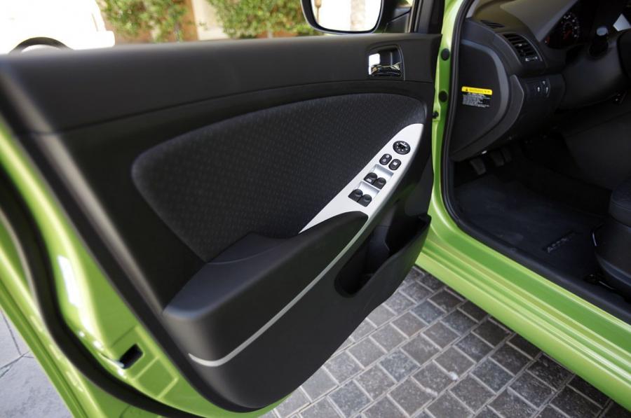  Hyundai Accent Green 2012 года  (фото 11 из 27)